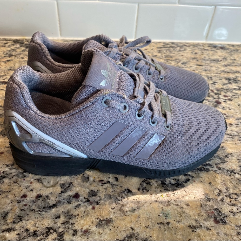 - Kids Adidas Size 4 - Picture 1 of 8